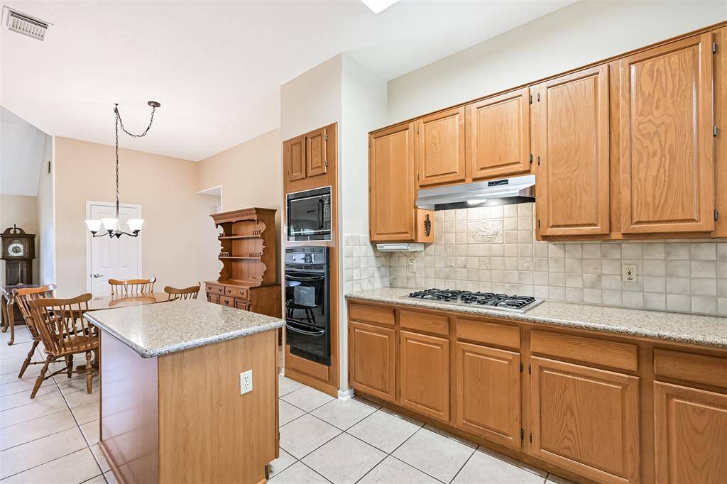 Efficient workspace with great flow between prep, cook, and serve zones.