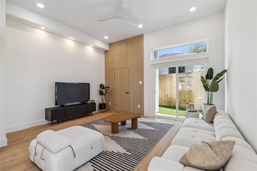 Minimalist elegance meets cozy comfort – This modern living space features warm wood accents, soft neutral tones, and a seamless indoor-outdoor connection.