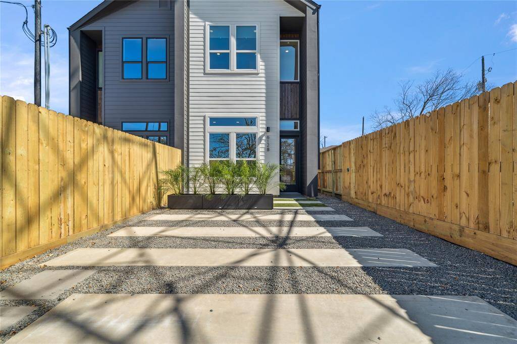 First impressions matter, and so does the feeling of coming home—this driveway delivers both in style.