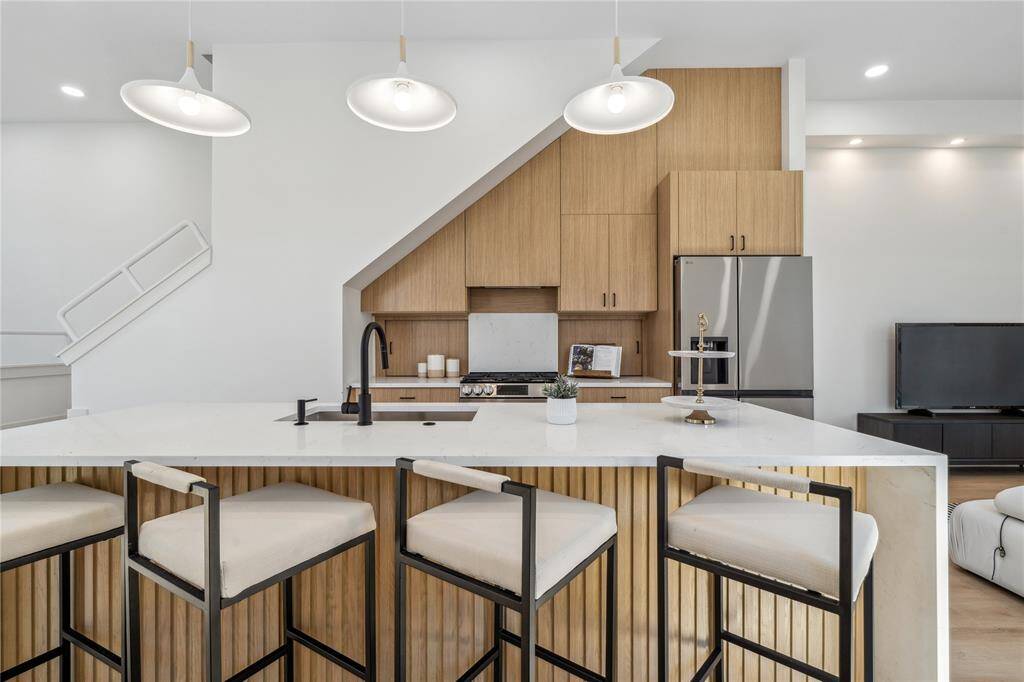 This free-flowing layout makes it easy to relax and connect, whether you're relaxing in the living room or creating culinary masterpieces in the chef's kitchen.