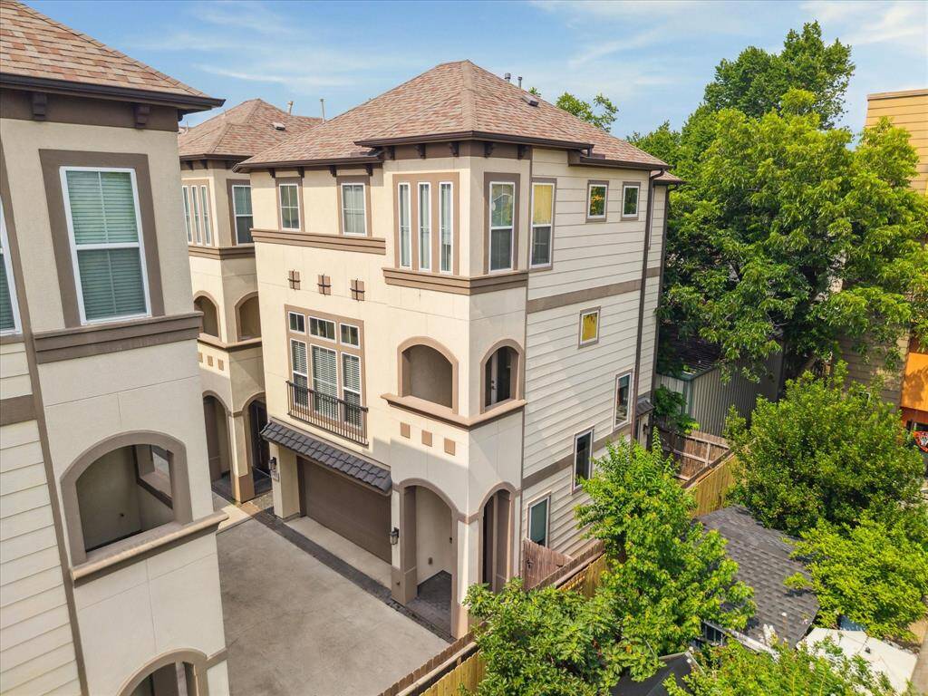 Stylish, spacious, and perfectly located, this gated home near Memorial Park offers three private suites, an open-concept living/dining area, and a chef-worthy island kitchen. Enjoy energy-efficient features, a private patio and balcony, an attached 2-car garage, and the peace of mind that comes with secure GATED access. All just minutes from Houston’s best parks, shopping, dining, and nightlife.