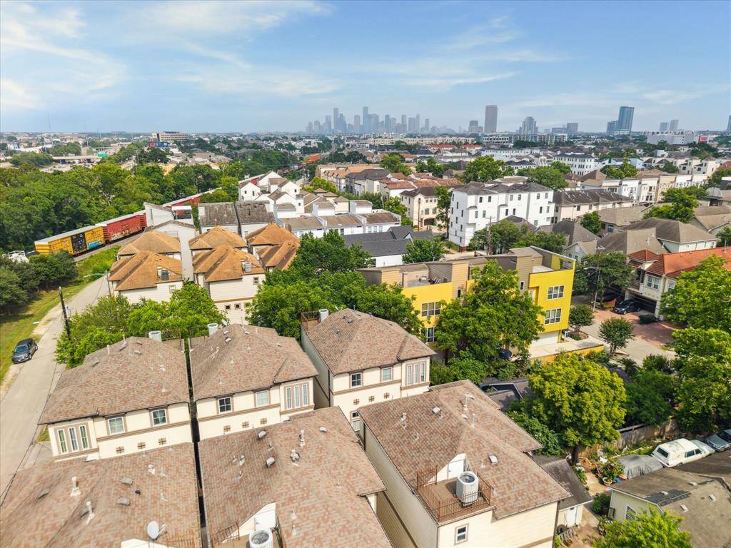 Enjoy unbeatable access to everything Houston has to offer, just minutes from Memorial Park, Downtown, the Galleria, and major freeways. This vibrant inner-loop location puts you close to shopping, dining, parks, and nightlife, all from the comfort of a quiet gated community.
