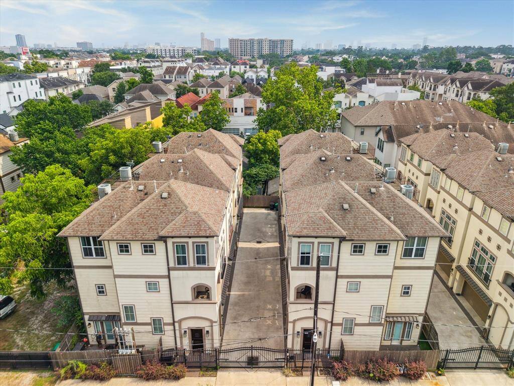 Located just steps from Memorial Park, this gated community puts you in the heart of it all. Enjoy easy access to Houston’s vibrant nightlife, scenic parks, top-tier shopping, dining, and more, everything you love about city living, right at your doorstep.