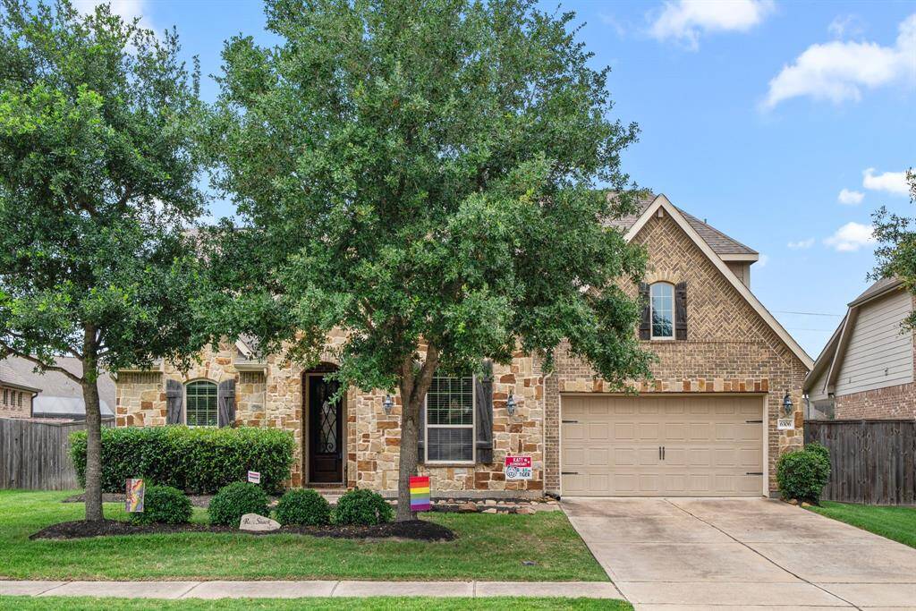 This amazing 1.5 story 5 bedroom 4 full bath home is nestled in Old Katy, with everything you need to you are looking for