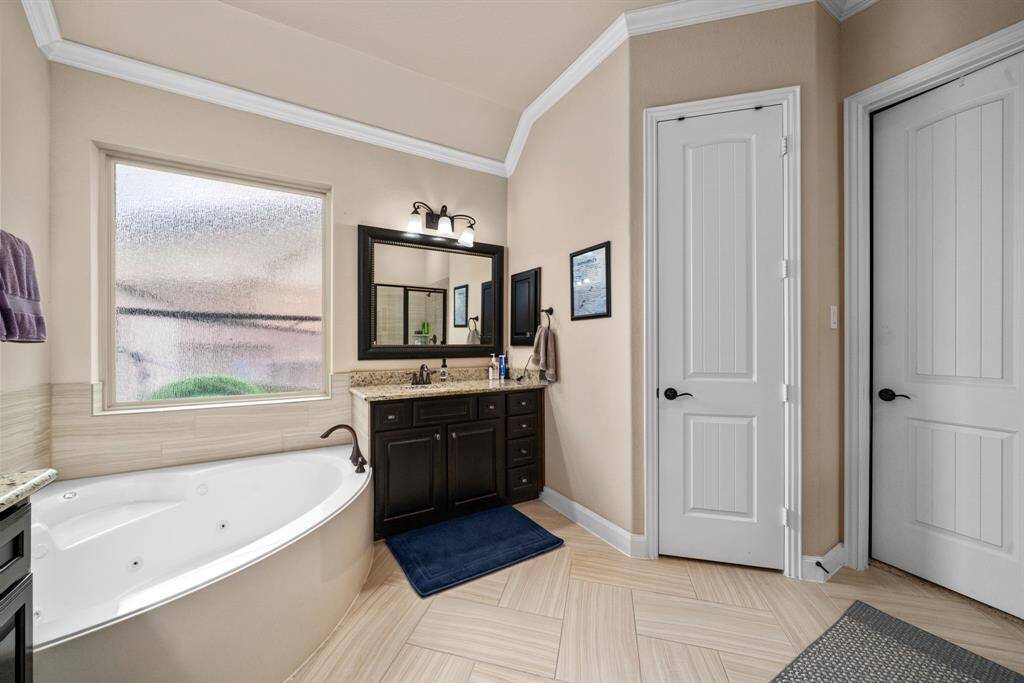 Large tub for relaxing the day away.  Ample closet and separate sinks give everyone space to get ready.