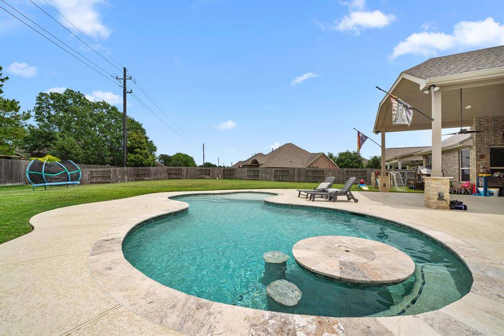 The pool even has a seating area!!!!
