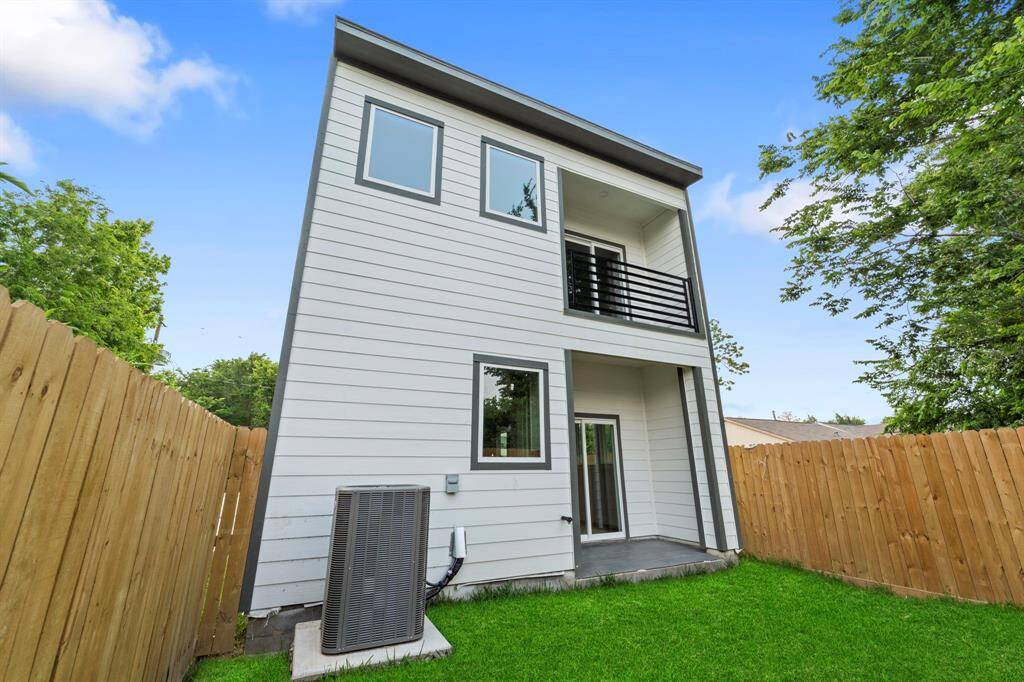 Rear exterior with modern design