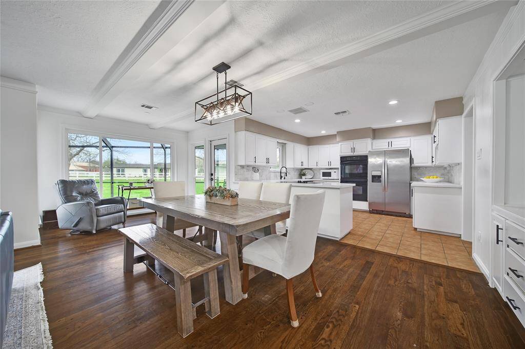 The open layout of the living and dining area offers flexibility, allowing you to arrange furniture in various ways and design the space to suit your preferences with numerous options.