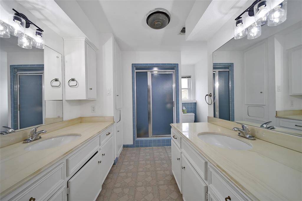 Connecting bath between two of the upstairs bedrooms.