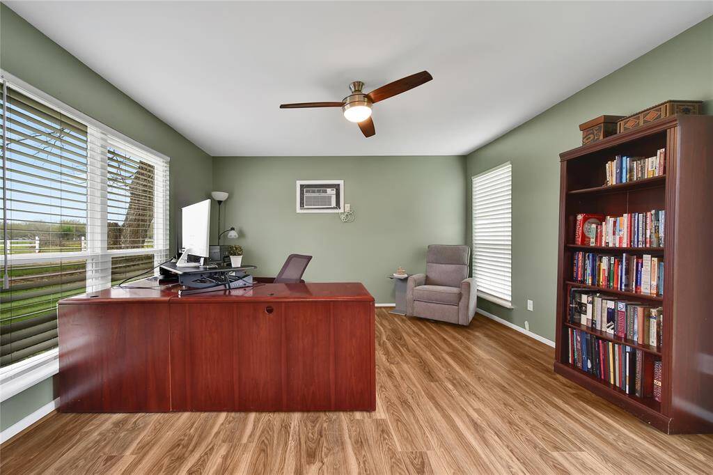 Working from home and need a bit more space or privacy?? The entire guest house or even just one bedroom can be turned into your home office. There is also a  closet for storage of files or office supplies. PLus, you will enjoy the short communte!
