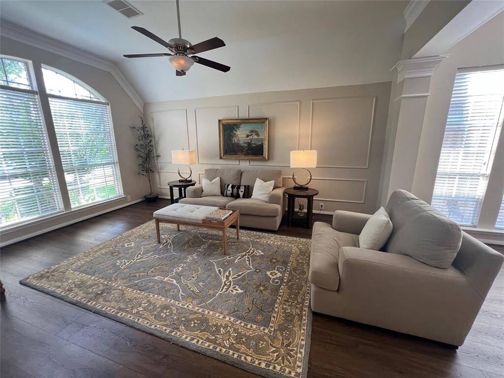 Welcome to 6819 Knoll Park Dr!