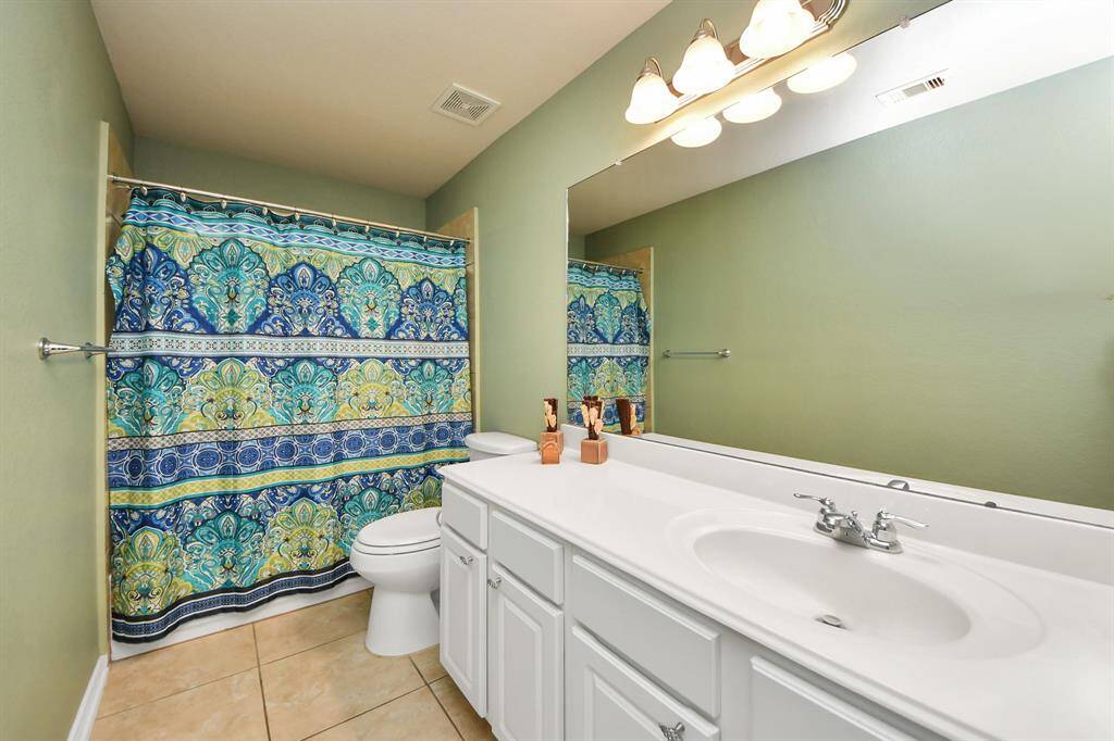 Shared bathroom off the entry hall near two secondary bedrooms.