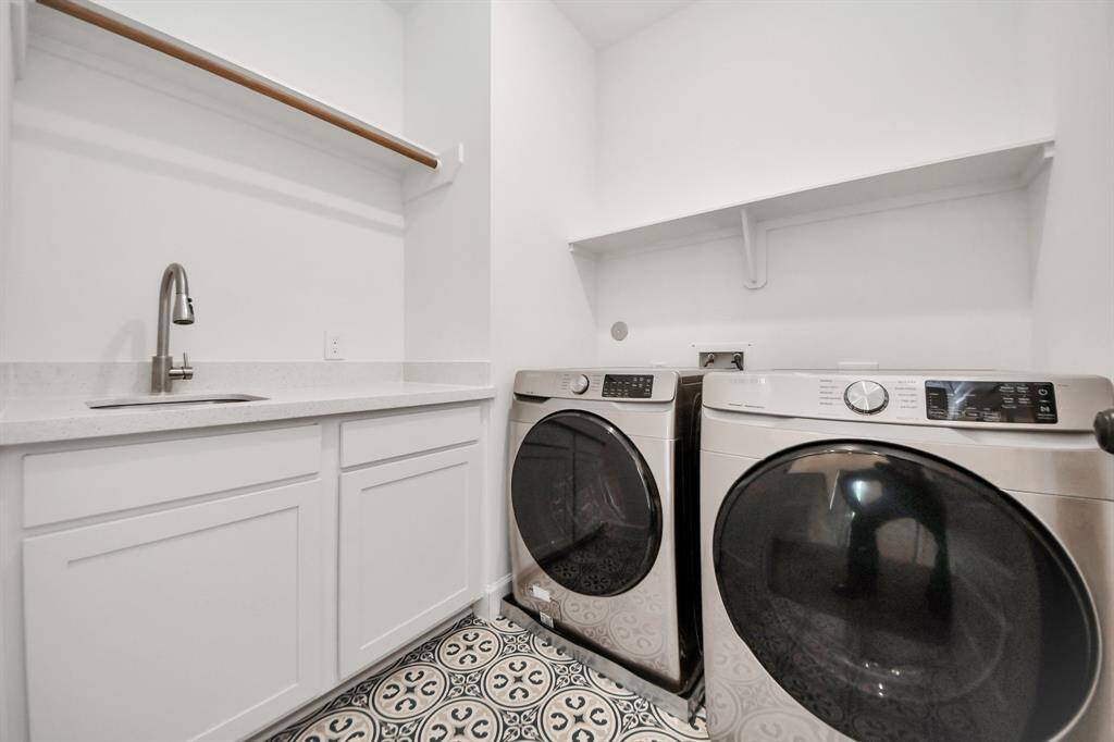 Washer & Dryer included!