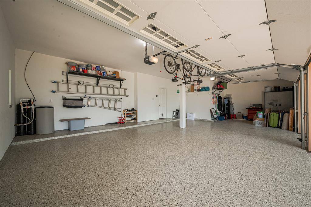 Oversized 3 cr garage