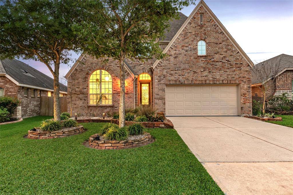 Well maintained Highland Homes’ Ashwood Floor Plan features 3030 square feet with 4-bedrooms, 3-full bathrooms, a home-office and formal dining room (4th bedroom currently used as gameroom). Exterior solar powered landscape lights in front back yard.