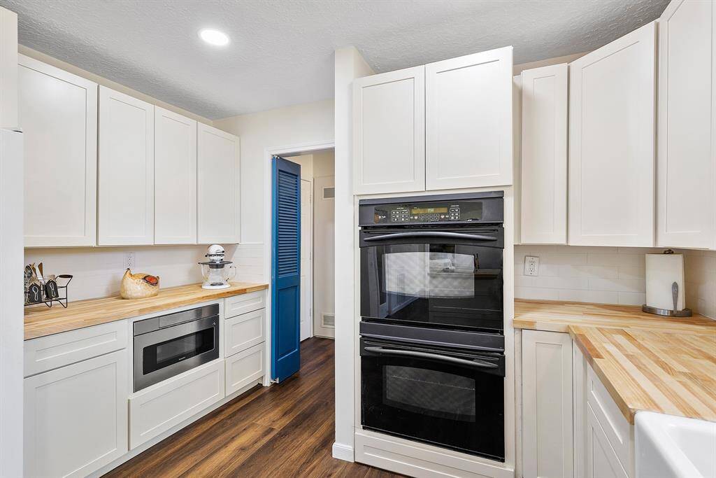 Brand new double oven and microwave installed in 2024 for modern convenience.