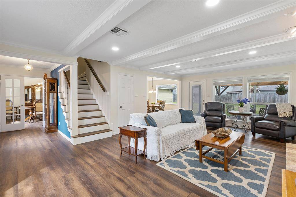 Discover a bright and airy living space with elegant new flooring (2024) windows (2022), complemented by fresh paint (2024).