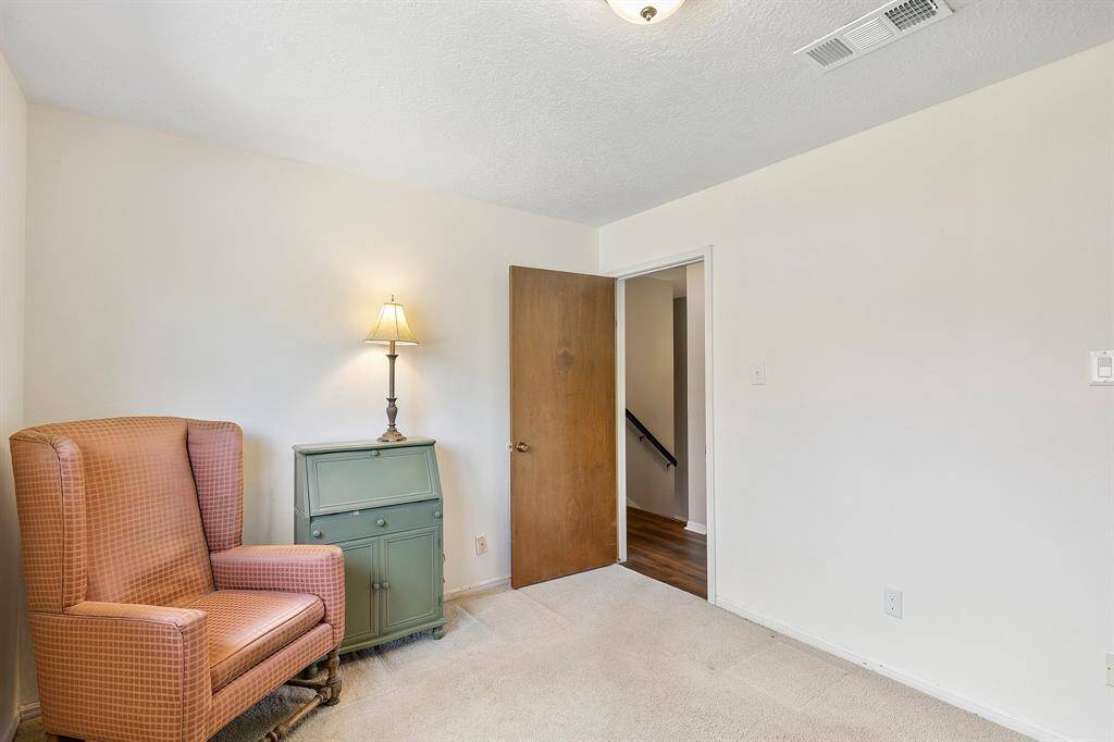 Second view of the third bedroom, ample space!