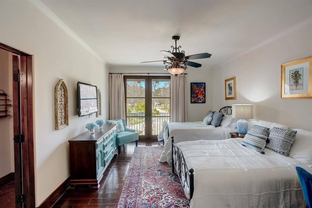 A cozy bedroom featuring a comfortable double bed, perfect for restful nights.