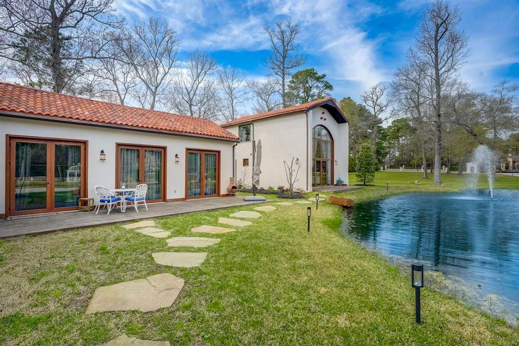 Stroll along the path in front of the casitas, with breathtaking lake views just steps away.