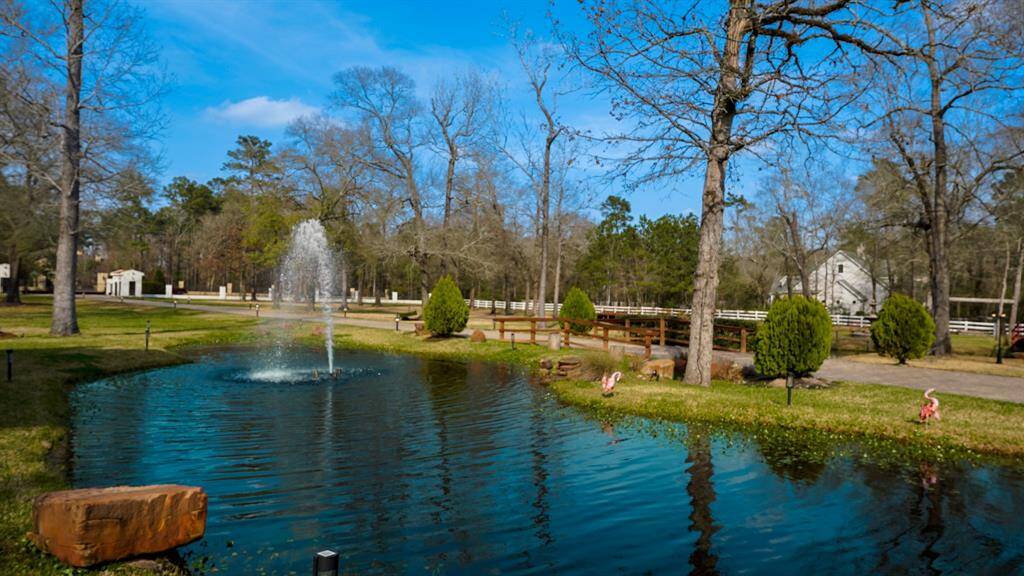 A private lake, perfect for leisurely afternoons and picturesque sunsets.