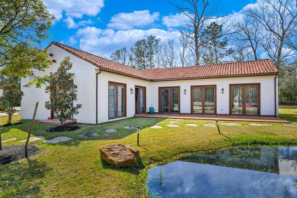 A cozy casita that’s perfect for a quiet retreat or entertaining guests in style.