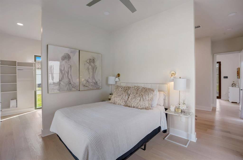 Relax in style in this beautifully designed bedroom, offering both comfort and elegance.