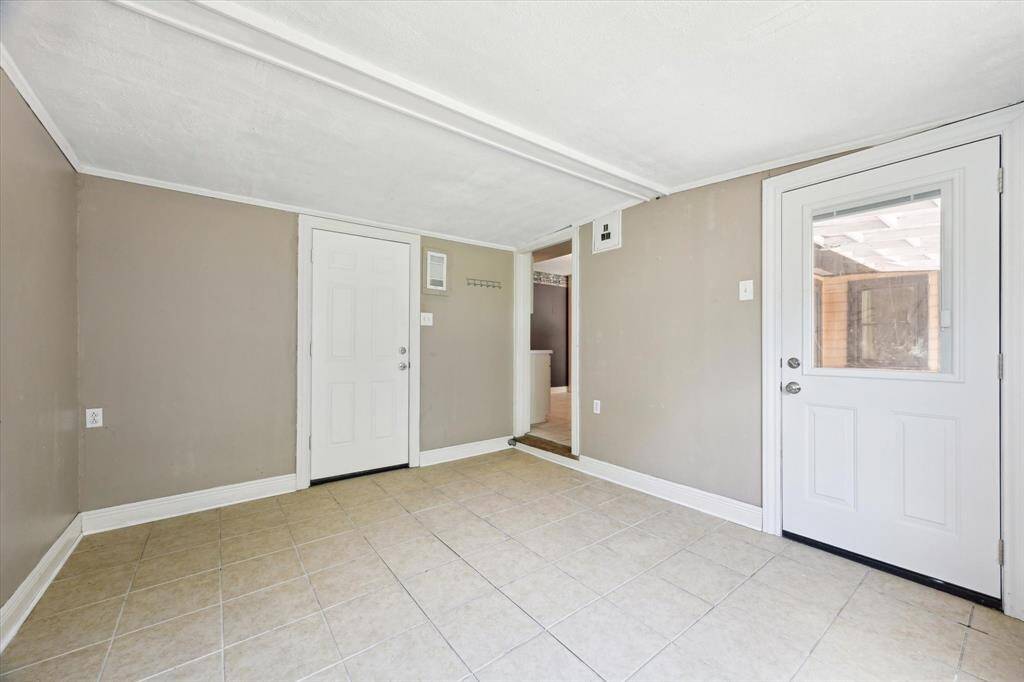 Flex room - could be used for office, hobby area, or an additional bedroom