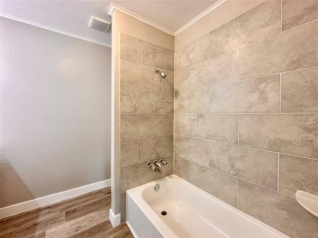 Hallway Bathroom with tub/shower combo