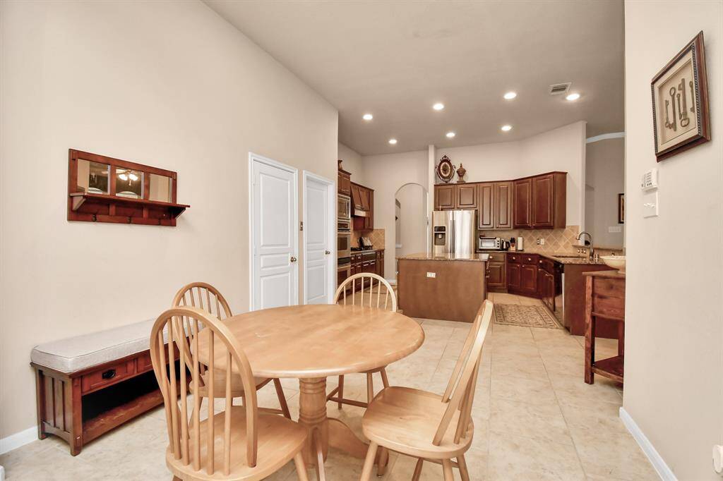 Adjacent to the kitchen, a cozy breakfast area awaits, perfect for enjoying leisurely breakfasts in the morning or casual meals throughout the day.