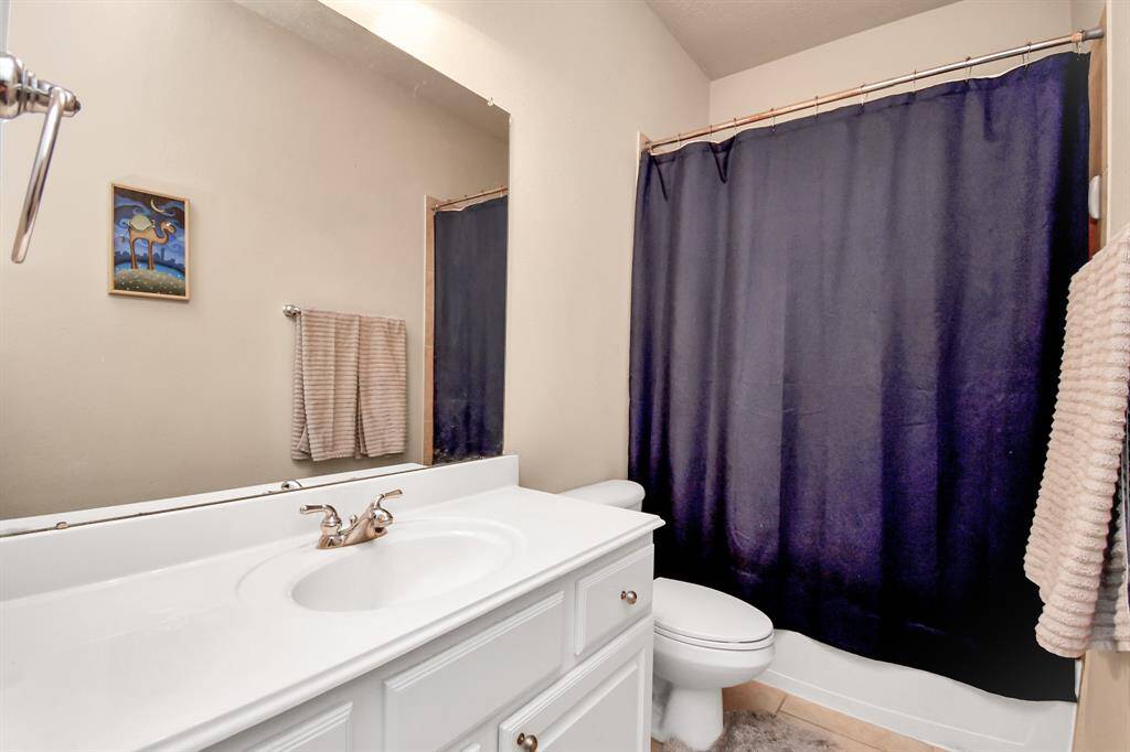 The two bedrooms featured in the previous photos share this lovely full bathroom.
