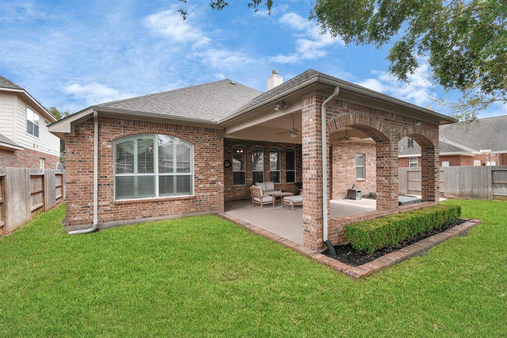 The arches of the patio walls complement the interior design of the home, creating a seamless transition between indoor and outdoor spaces and adding to the overall aesthetic harmony of the property.
