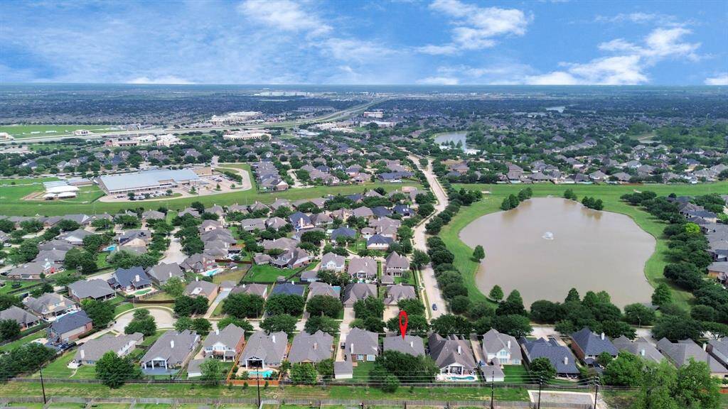Located right by the lake and walking trails, this home enjoys a highly desirable location, offering scenic views and convenient access to outdoor recreational activities including the pool and clubhouse.