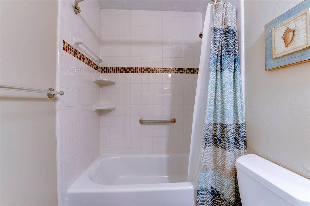 Well-positioned full bathroom just off the hallway—perfect for guests and secondary bedrooms. Features a tub/shower combination for added versatility.