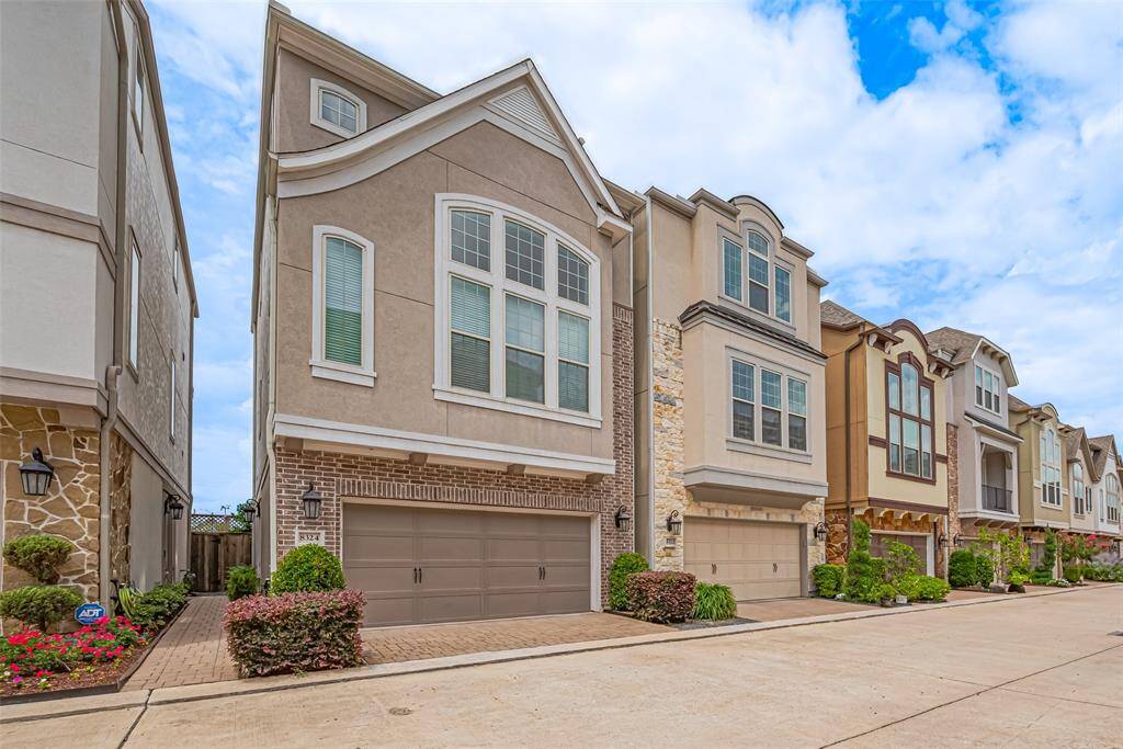 Introducing a stunning City Home by David Weekly, located in the gated community of the Villages at Spring Branch! Zoned to Spring Branch ISD and near several International Private Schools. Walking Distance to Valley Oak Elementary, St. Mark Lutheran School K-12, and several restaurants. To fully experience everything.