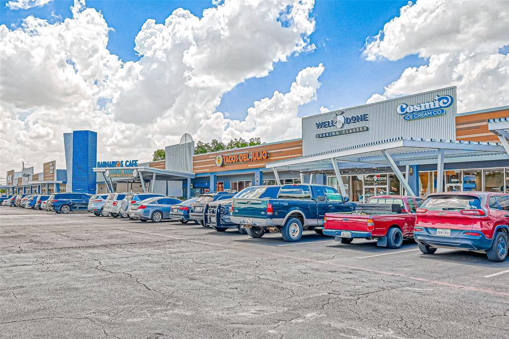 The Villages at Spring Branch is conveniently located within walking distance of popular restaurants, cooking classes, yoga, and just a short drive away from Memorial City Mall, City Centre, and various retail and grocery stores.