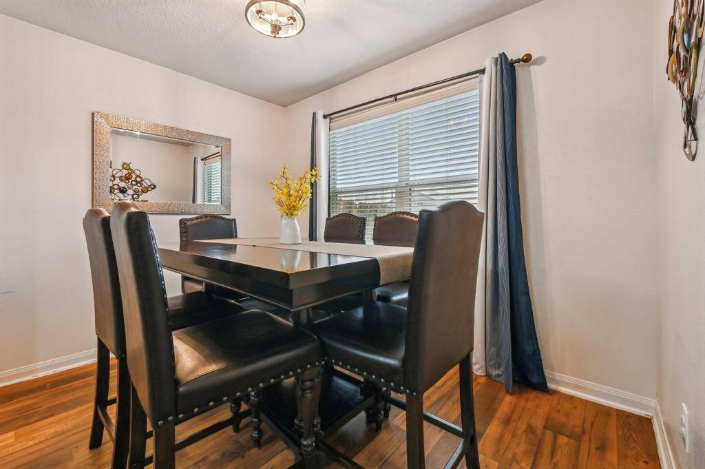 Cute dining area, inviting and charming to enjoy meals with family and friends