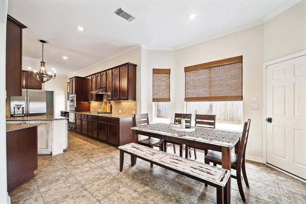 The breakfast area is seamlessly connected to the kitchen, creating a bright and open atmosphere - the perfect space for that morning coffee.