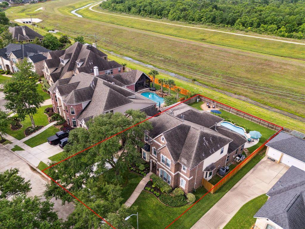 Perfectly situated in the Waters Lake section of Sienna, this home offers a sense of privacy with no back neighbors yet still close to all of the great amenities of the neighborhood.