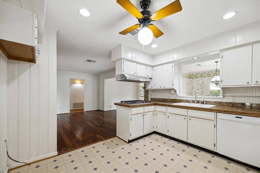 From this angle one can appreciate how the kitchen is open to the den and the dining room.
