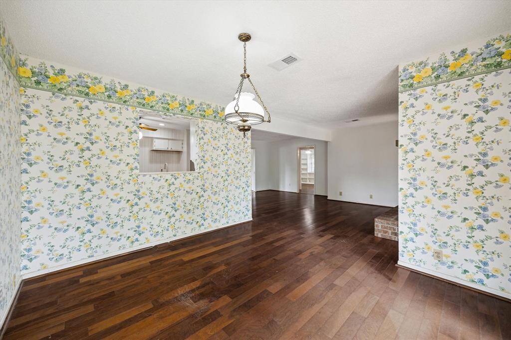There is a perfect opening to the kitchen to serve food.