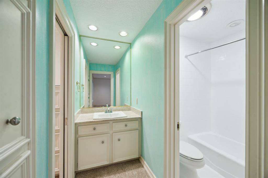 Ensuite bath with tub/shower combo.