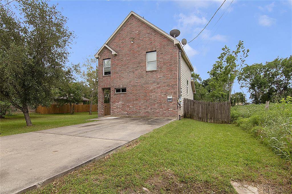 Front of the home showing a large private driveway with plenty parking places