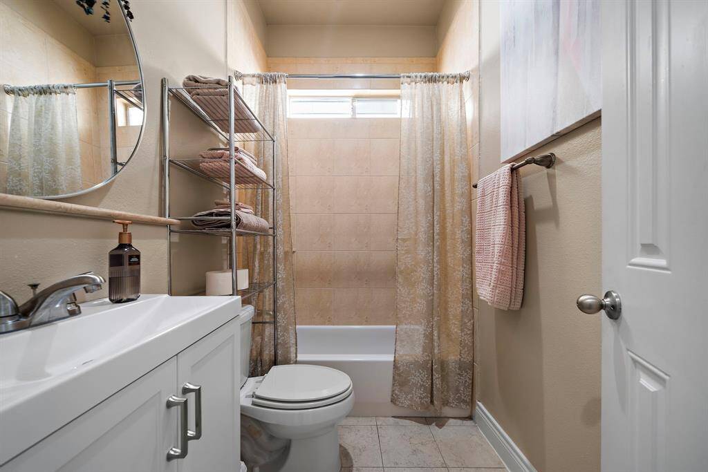 The darling full bathroom just outside Bedroom #2.