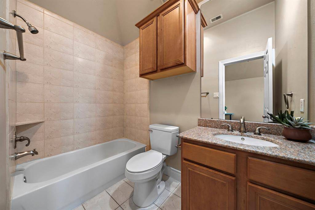 The private bathroom to Bedroom #3.
