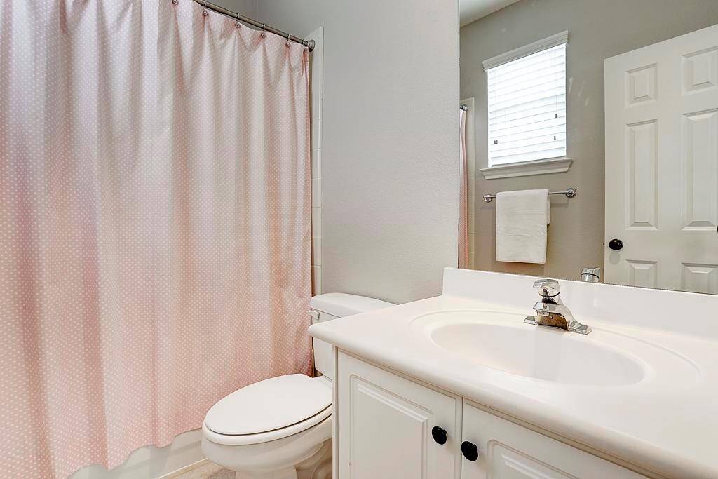 Private en suite full bath.