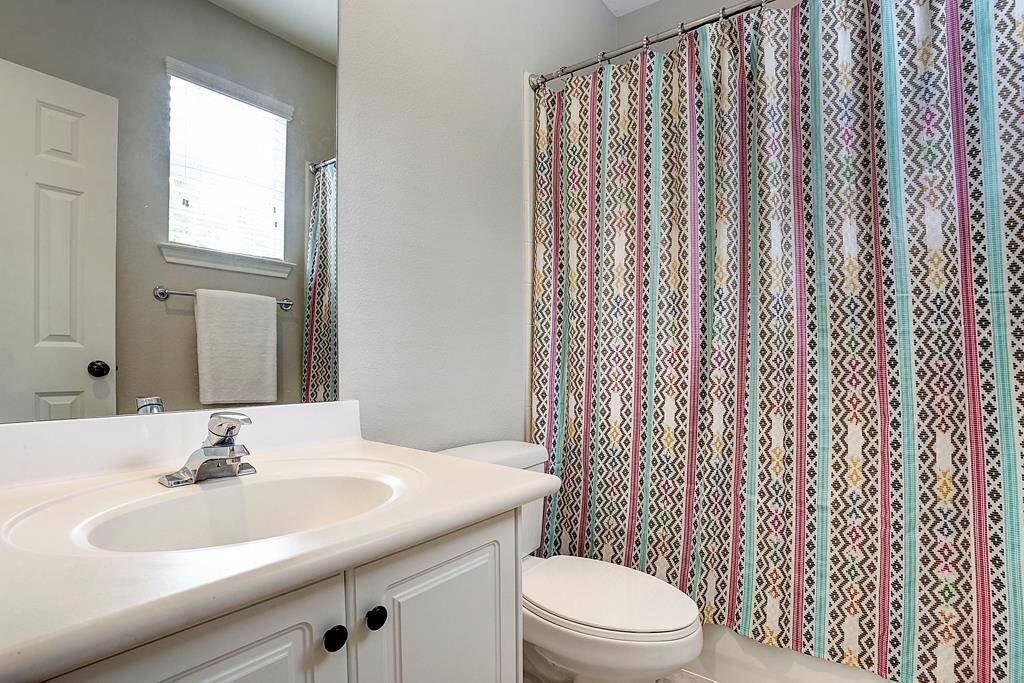 Private en suite full bath.