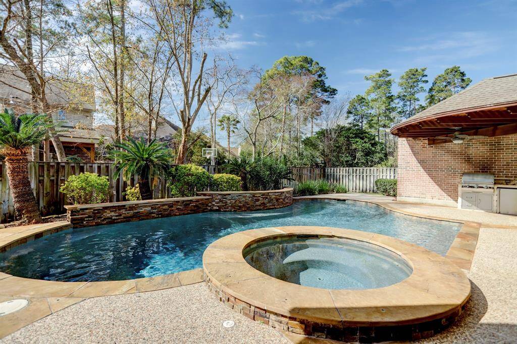 The pool's operating system has also been upgraded to the Acqualink wireless system so you can warm the hot tub on your way home from work!