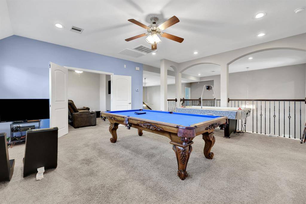 Spacious game room upstairs, ideal for family fun or a media setup