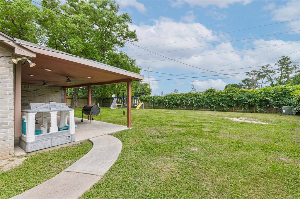 Lots of privacy in this oversized back yard with no back neighbors!